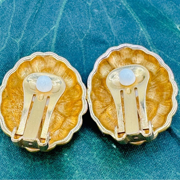 Vintage Gold Quilted Clip On Earrings, 80s Statement Button Jewelry Retro Glam - Picture 3 of 6